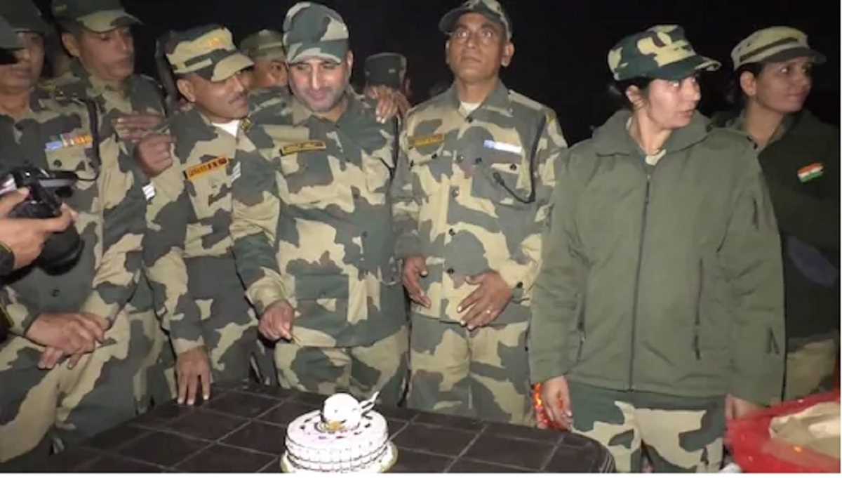 भारत-पाक बॉर्डर पर तैनात बीएसएफ के जवानों ने दी नव वर्ष की शुभकामनाएं